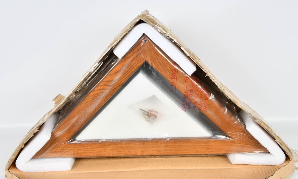 Lot 1181: NEW The Sportsman Guide Flag Display