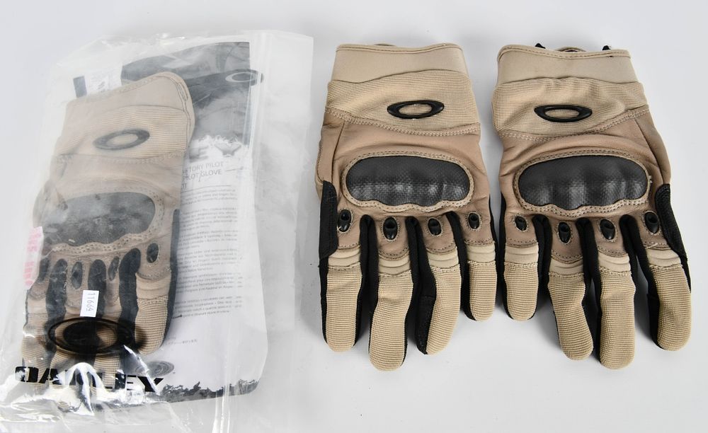 Lot 340: 2 Pair Of Oakley Carbon Knuckle Gloves