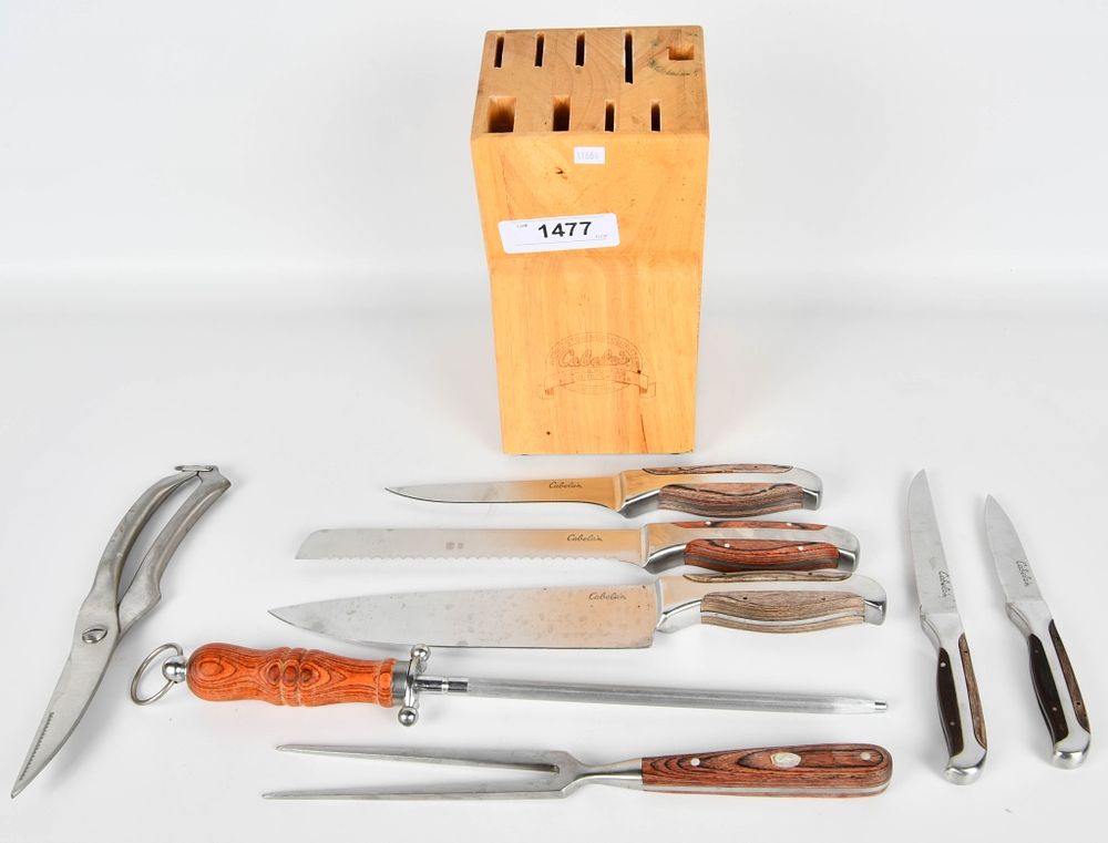 Lot 1477: Cabelas Wood Knife Block w/misc knives