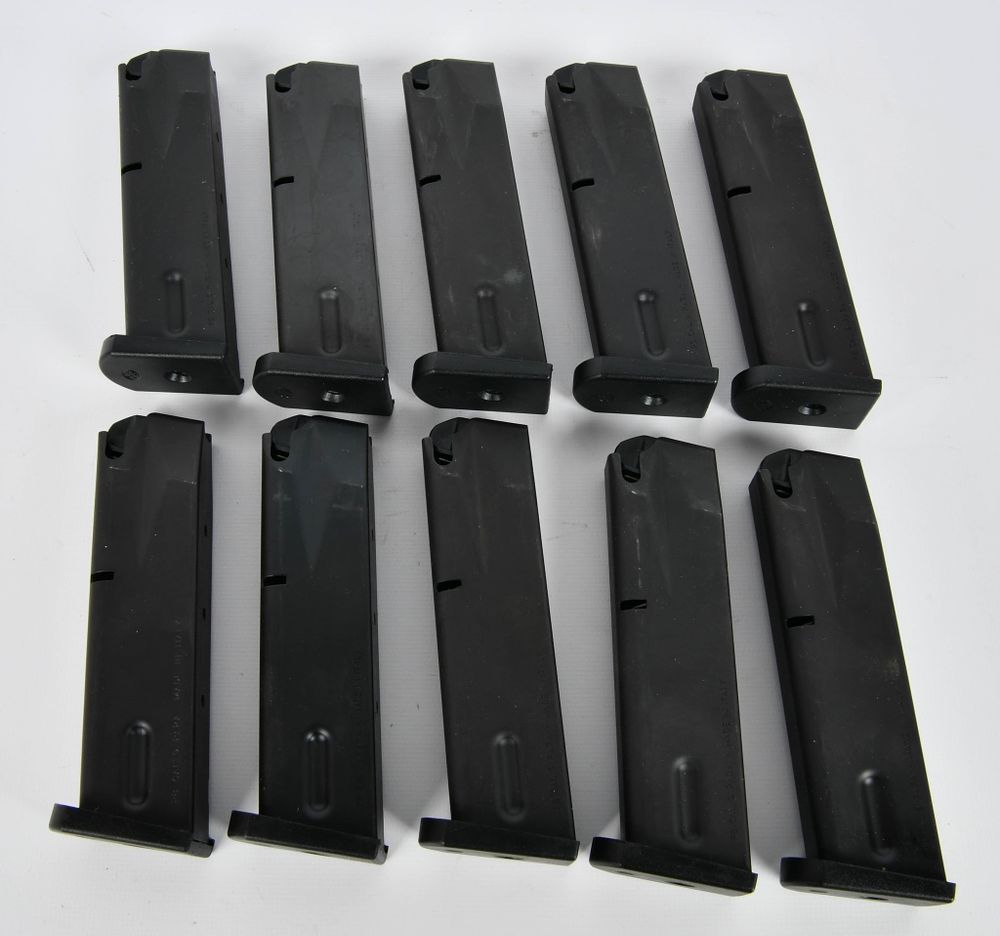 Lot 1478: 10 P. Beretta 9 para 15 rd Black Magazines ITaly