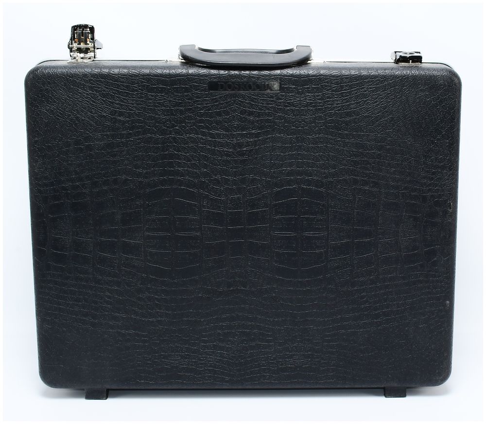 Lot 1109: BOSSOUND Professional Carrying Case with Simulated Reptilian Skin Texture