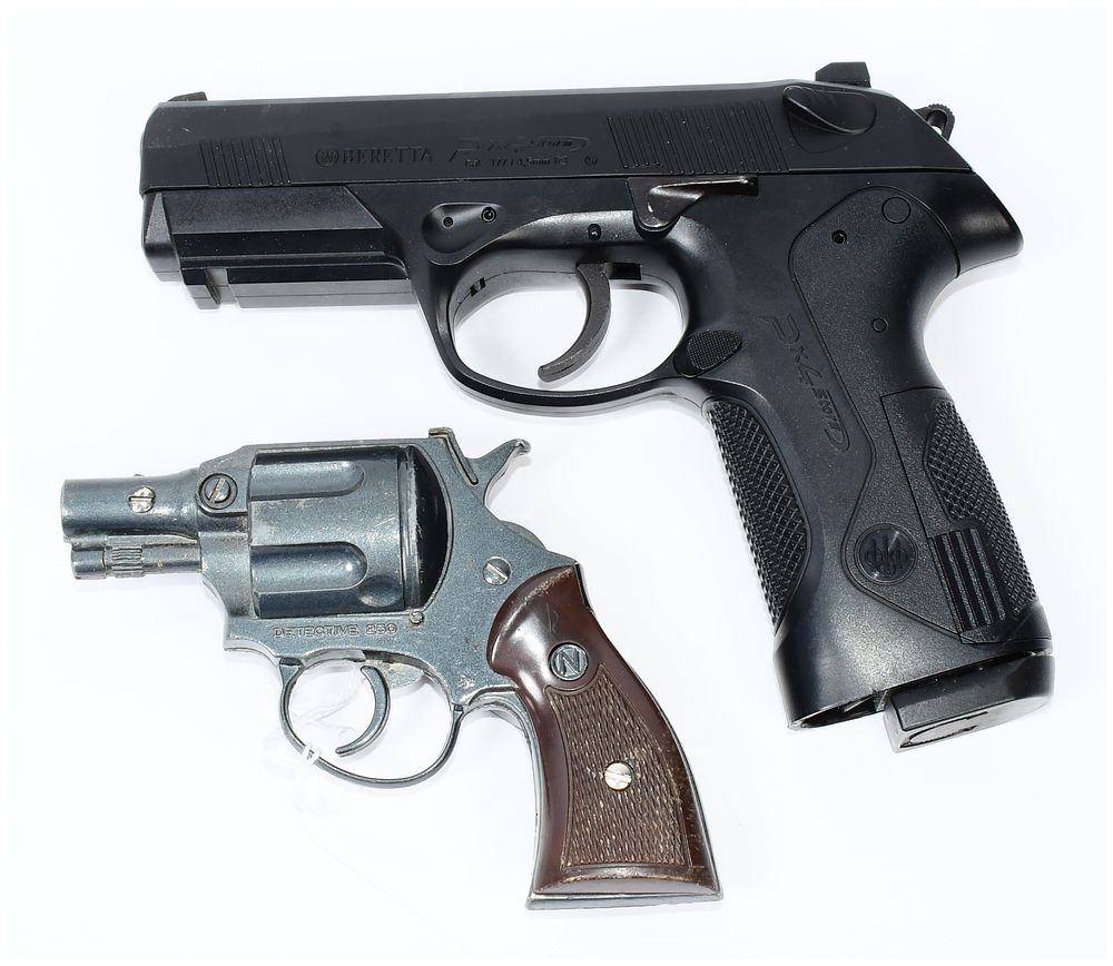 Lot 1370: A Beretta PX4 Storm CO2 BB Gun and a 'Detective 250' Cap Gun
