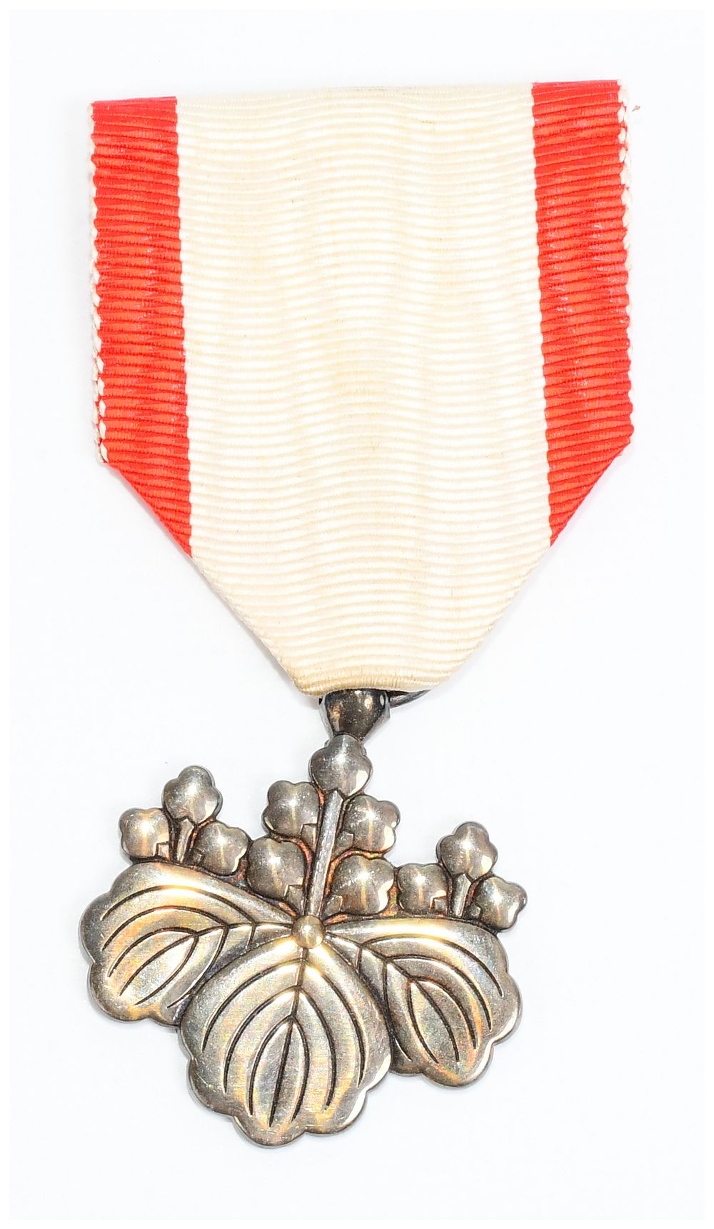Lot 1369: Imperial Japanese Order of the Rising Sun, 8th Class Medal, WWII Era