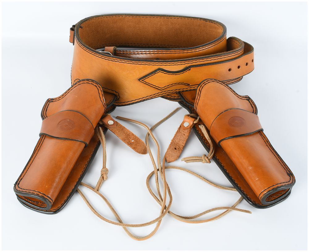Lot 1106: A Vintage-Style Western Dual Gun Holster and Cartridge Belt Set by Hornicino Holsters