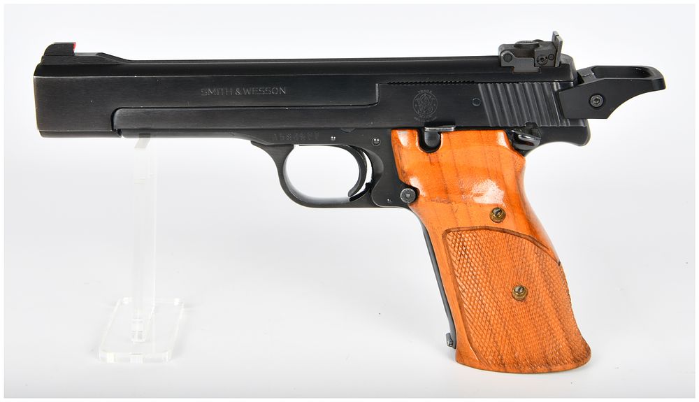 Lot 1155: Smith & Wesson Model 41 .22 Long Rifle Semi-Automatic Target Pistol with 7 Mags