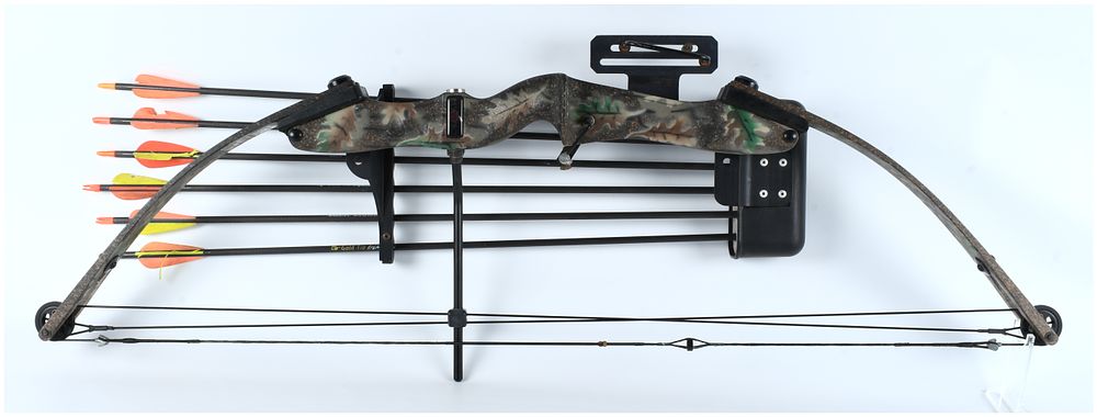 Lot 368: Hoyt USA Mystic Rebel Right-Handed Compound Bow Set with Quiver and 6 Arrows