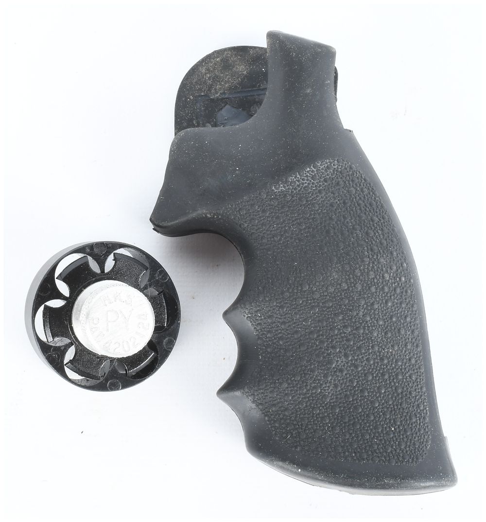 Lot 1091: A Lot of Two Revolver Accessories: Hogue Monogrip and HKS 6-Round Speed Loader