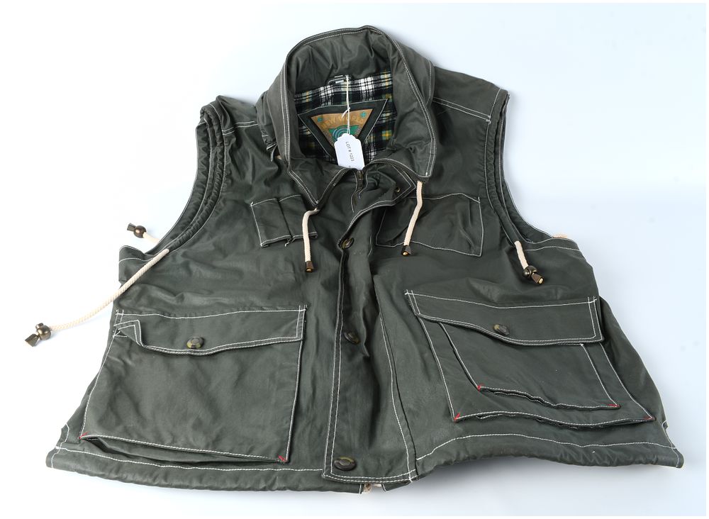 Lot 1223: New World Sportswear Collection Men's Waxed Canvas Utility Vest Size 54/56