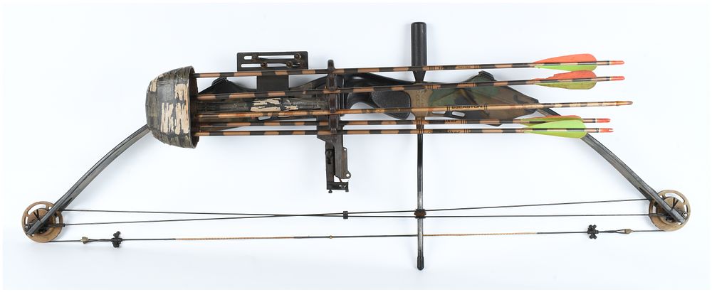 Lot 104: PSE Precision Edge Series 5000CM Compound Bow with a Collection of Easton Arrows