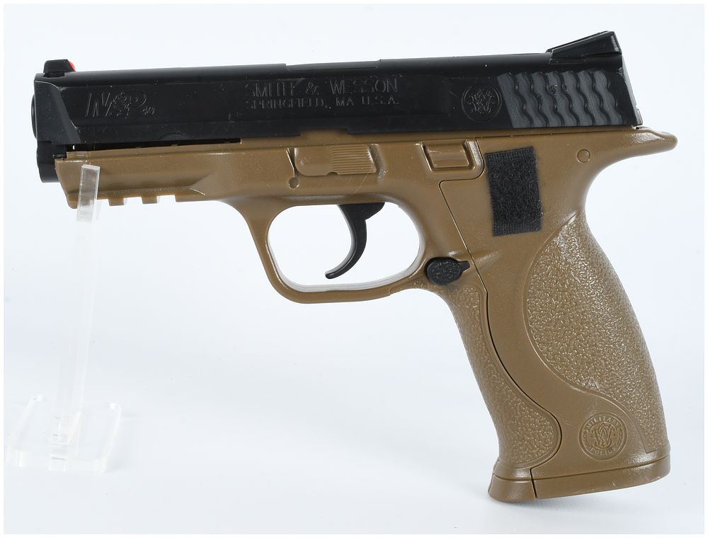 Lot 1090: Umarex Smith & Wesson M&P .177 Caliber Air Pistol in Dark Earth