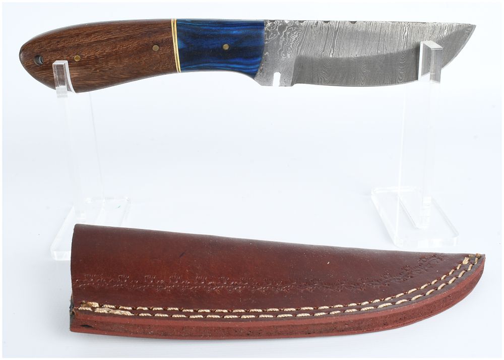 Lot 1150: Handmade Damascus Steel Fixed Blade Hunting Knife