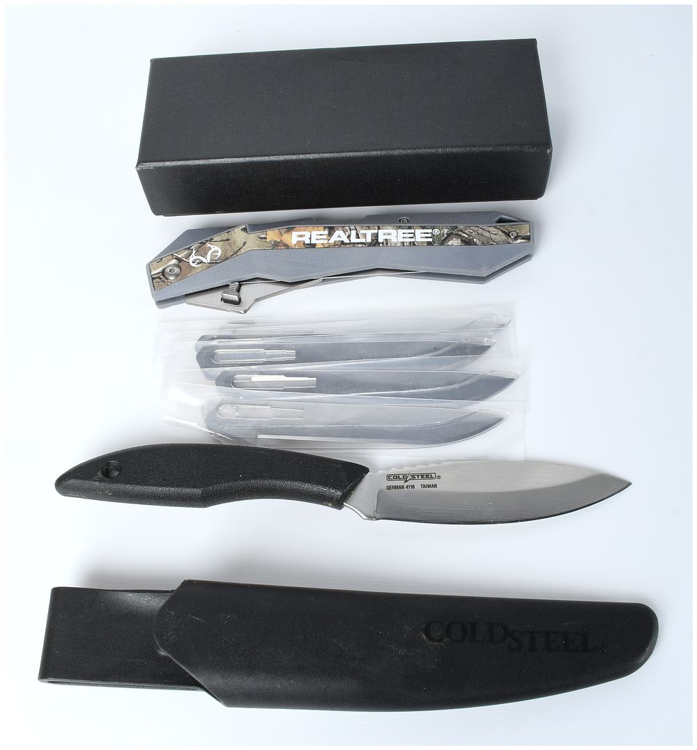Lot 1361: COLD STEEL Pendleton Lite Hunter and REALTREE Replaceable Blade Folding Knife Lot