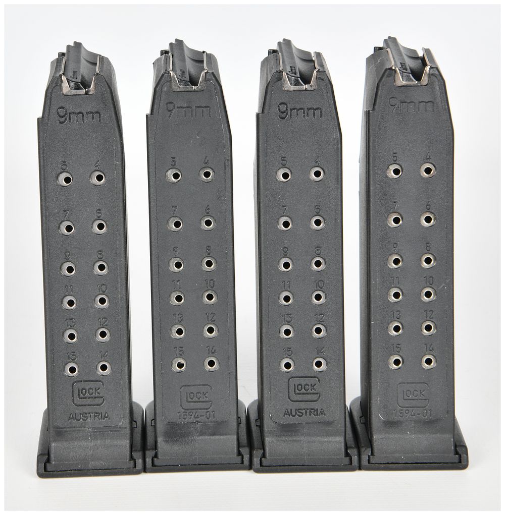 Lot 335: A Lot of 4 Glock 19 Semi-Automatic Pistol Magazines 9mm