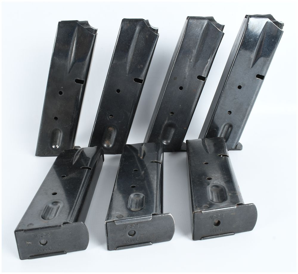 Lot 464: A Lot of 7 Smith & Wesson Model 59 Series Pistol Magazines 9mm