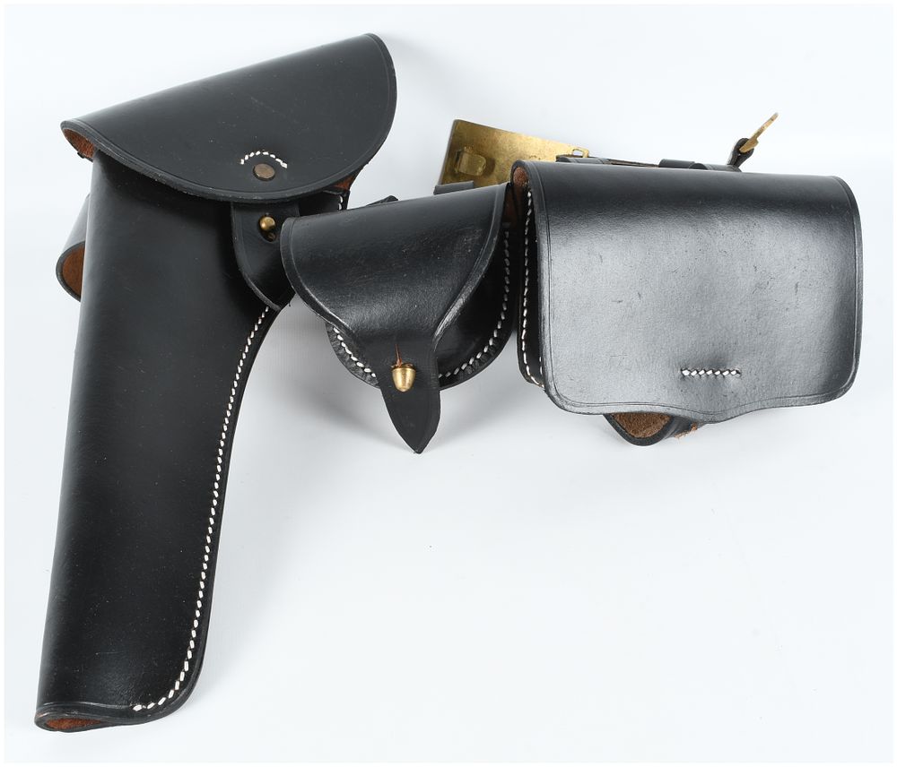 Lot 674: A Reproduction US Military Pattern Black Leather Belt Rig with Holster and Accessory Pouches