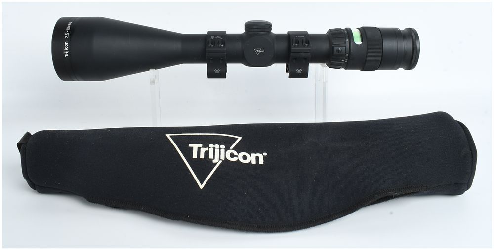 Lot 452: Trijicon AccuPoint TR22-2G Riflescope 2.5-10x56mm