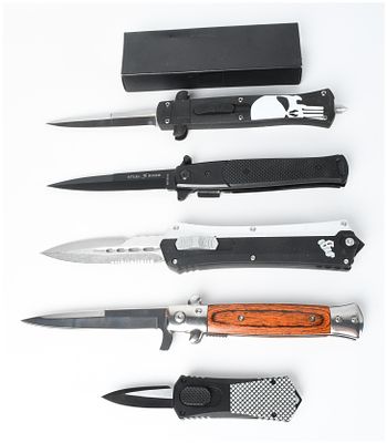 A Collection of 5 Assorted Automatic and Folding Pocket Knives. This collection consists of five 