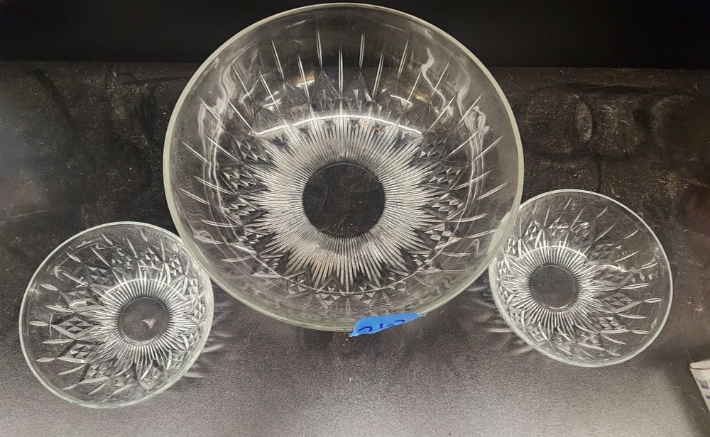 Lot 262: Glass set of 3 bowls