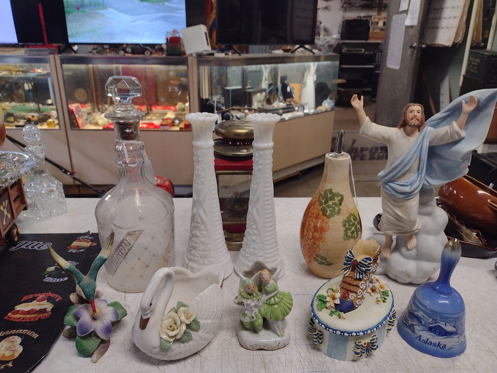 Lot 283: 10 Decor Pieces No Shipping Local Pickup Only