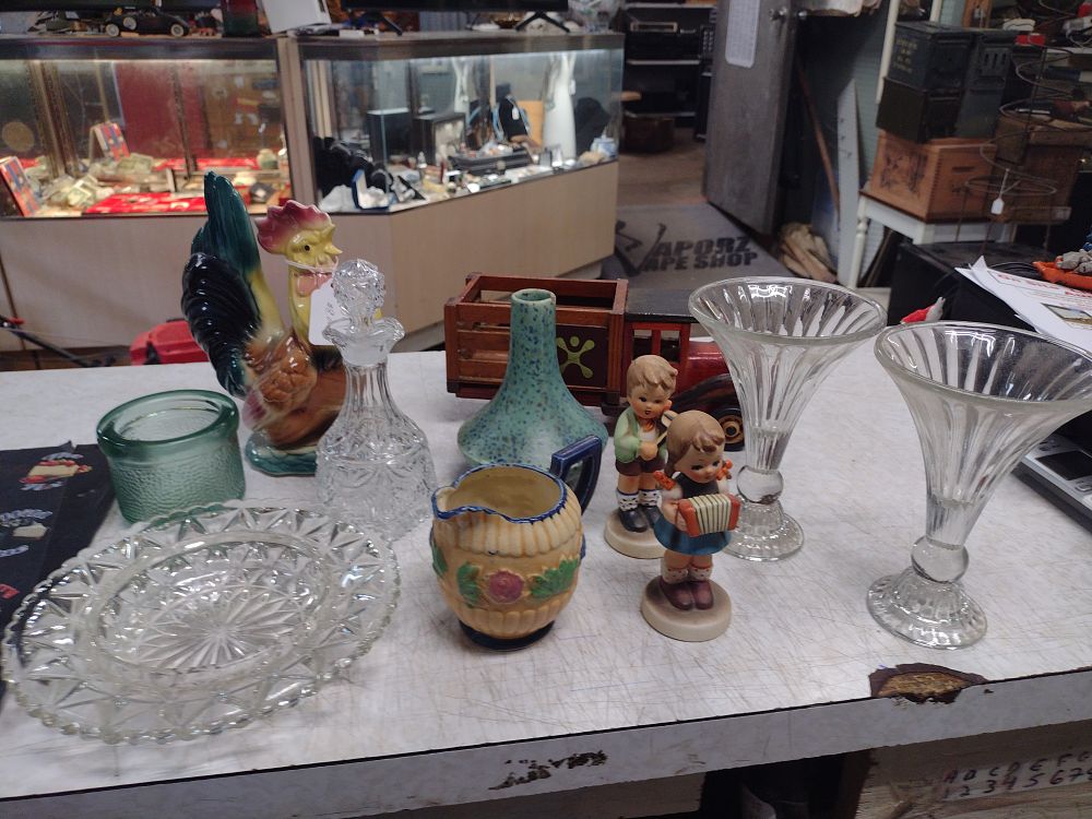 Lot 284: 10 Decor Pieces No Shipping Local Pickup Only