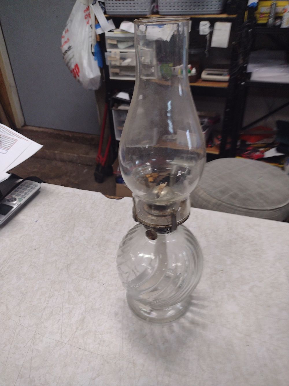Lot 288: Vintage Kaadan clear glass oil lamp with clear chimney shade no shipping local pickup only