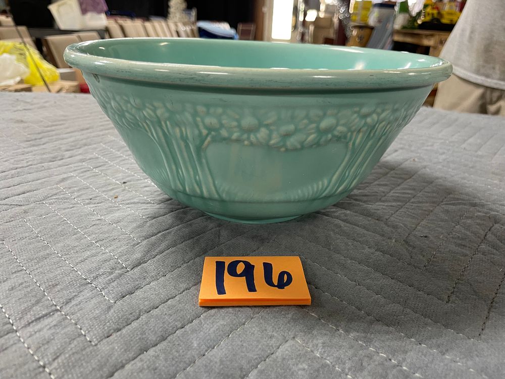 Lot 196: Vintage Homer Laughlin Bowl