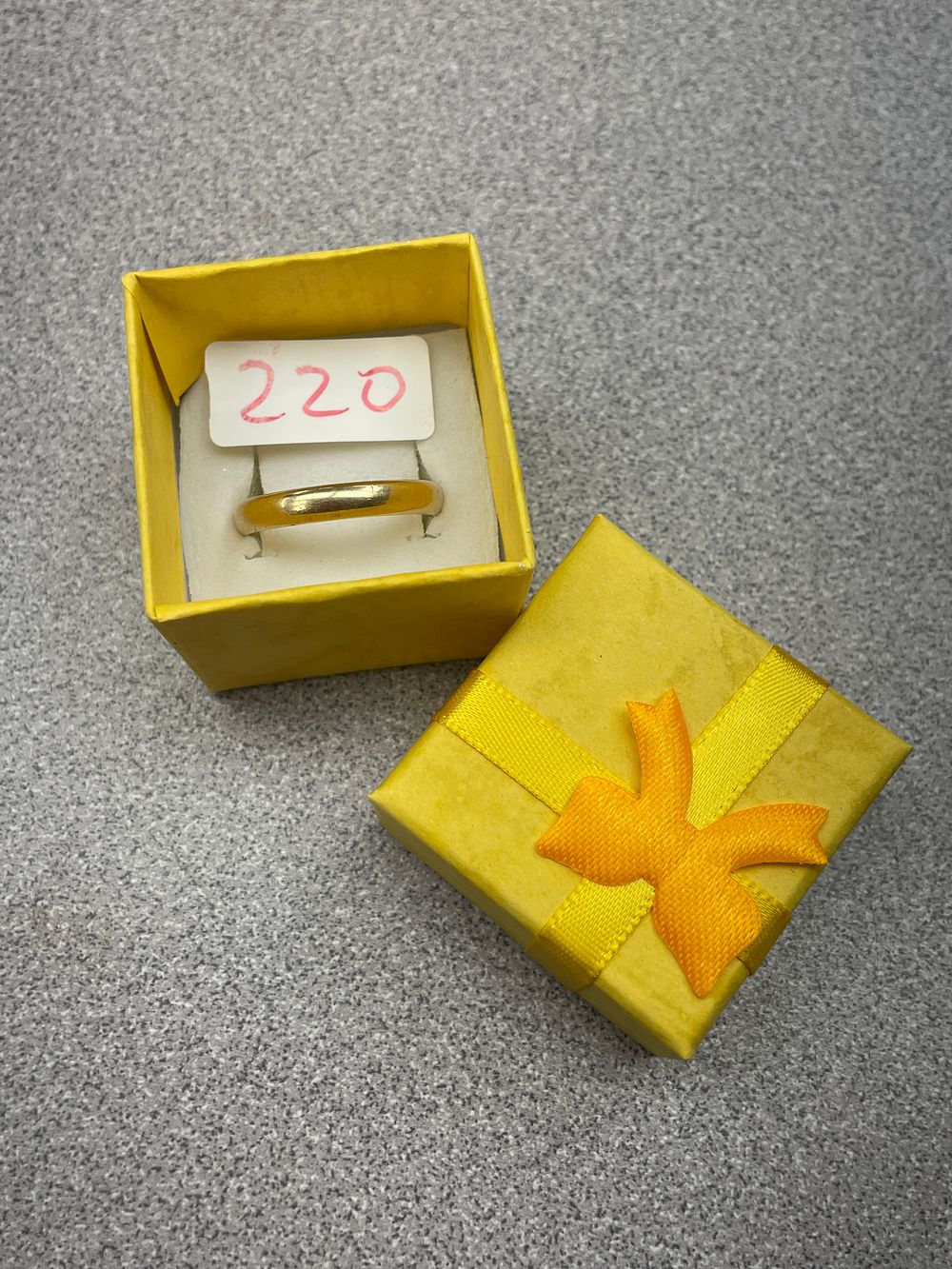 Lot 220: Wedding Band 14k 3.8g size 11