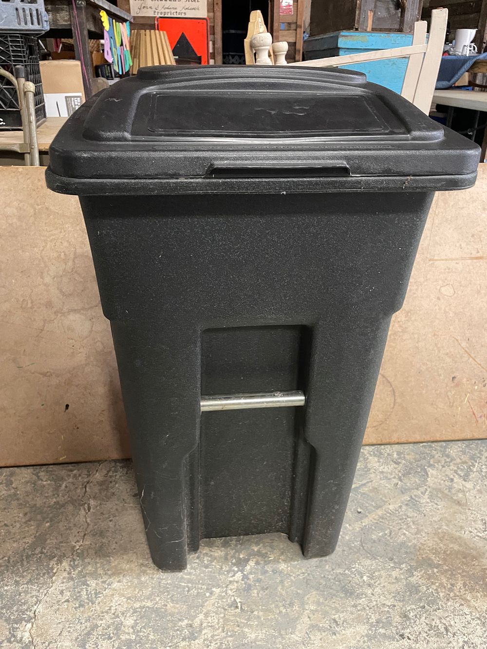 Lot 225: 32 Gallon Toter Rolling Garbage Can