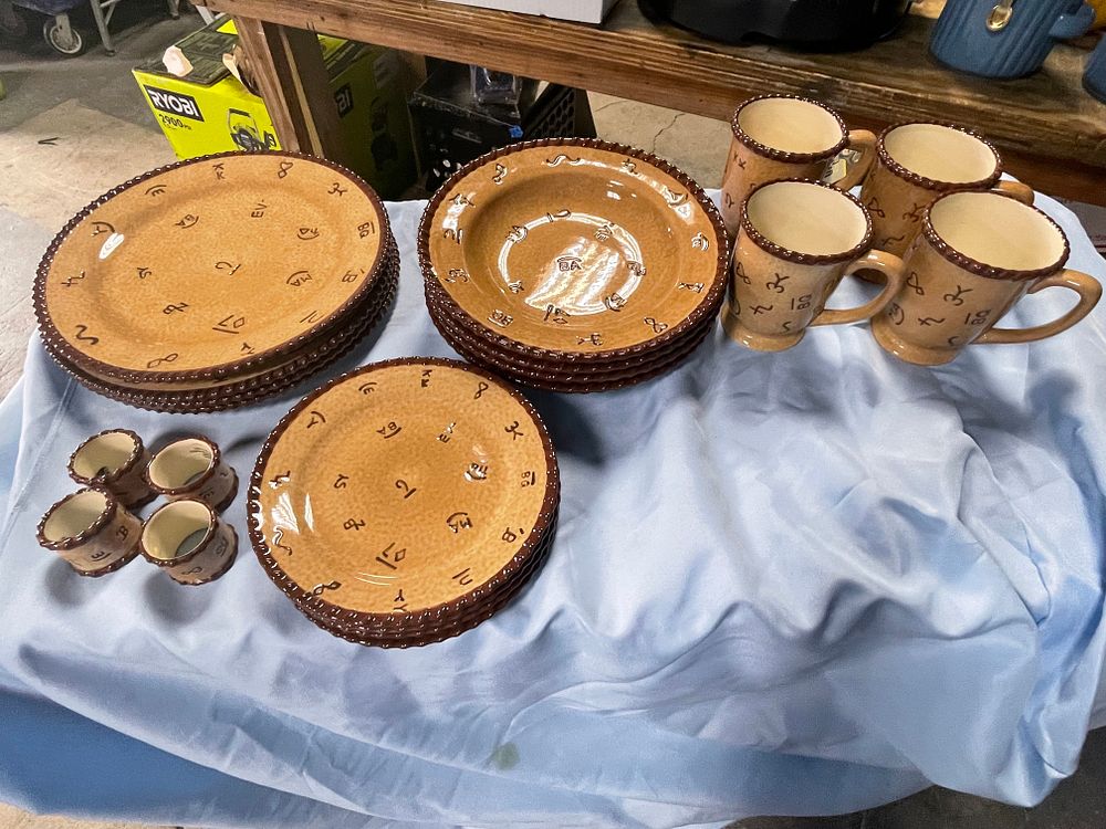 Lot 260: 20 Piece Montana Lifestyles Branded pattern Dinnerware Set