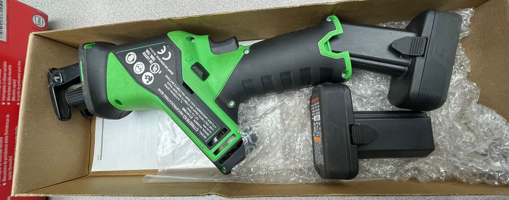 Lot 202: SNAP-ON 14.4 V RECIPROCATING SAW WITH 2 BATTERY #CTRS761G NO CHARGER!