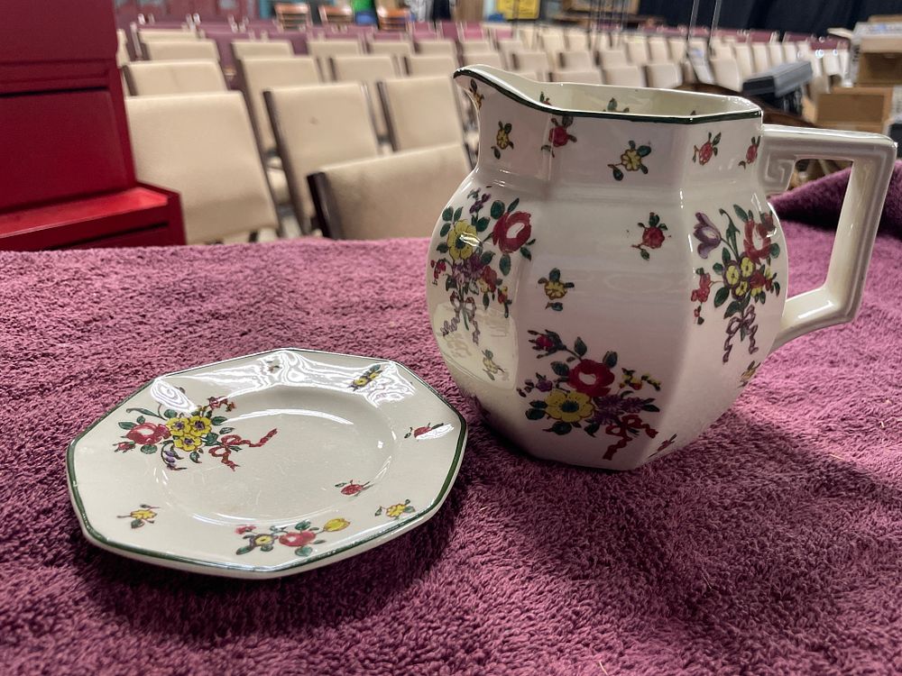 Lot 289: A Royal Doulton 'Old Leeds Sprays' D3548 Pitcher and Plate
