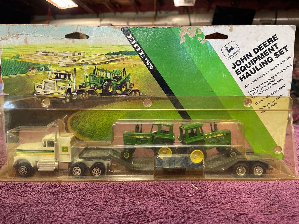 Lot 158: ERTL John Deere Equipment Hauling Set 4-Piece Die-Cast #5530 1997
