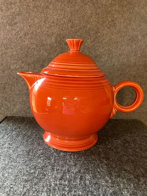 Homer Laughlin Fiesta Persimmon Teapot with Lid. A Homer Laughlin Fiesta persimmon orange 