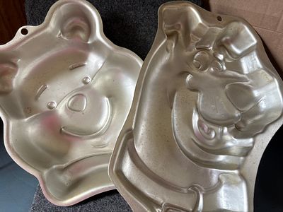 Two Wilton Character Cake Pans Winnie the Pooh and Scooby-Doo. Two silver-colored aluminum 