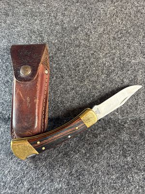 Buck Model 110 Folding Hunter Knife with Leather Sheath. This is a Buck Model 110 Folding Hunter 