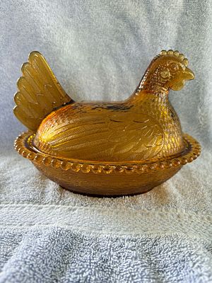 AMBER HEN ON A NEST PERFECT CONDITION. GRANNY HAD M ON A SHELF ! THIS IS FOR AN AMBER ONE 
NO 