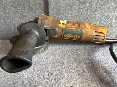 DeWalt DWE4011 4-1/2 Inch 7-Amp Corded Small Angle Grinder Tested, works. DeWalt model DWE4011 
