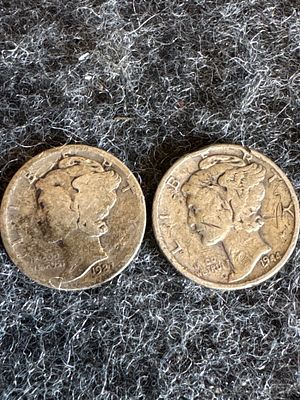 A Pair of US Silver Mercury Dimes, 1927-D and 1944-D. A pair of US 90 percent silver dimes 