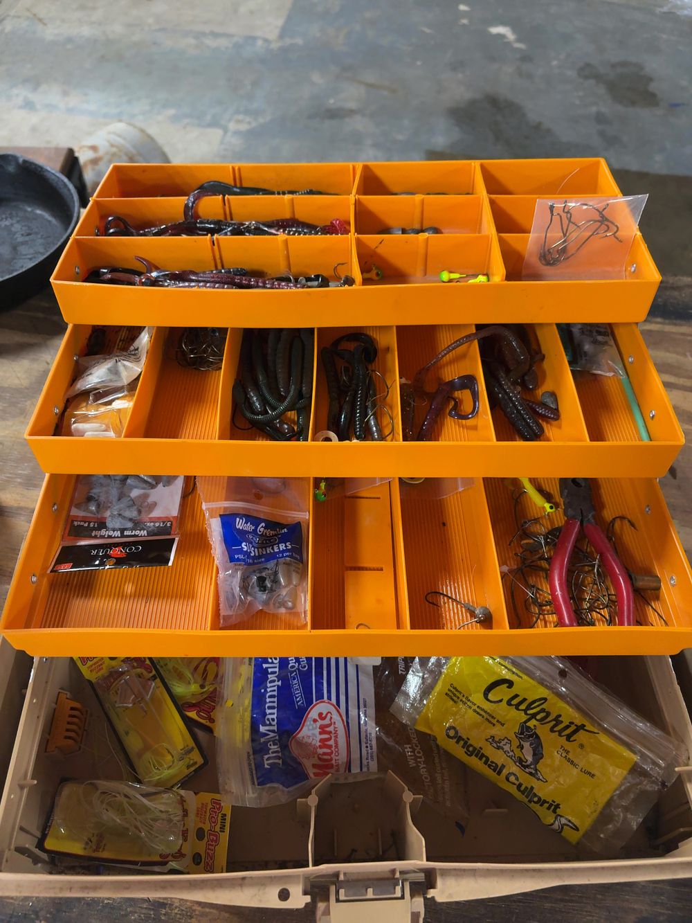 Lot 175: A Vintage Fenwick 1100 Tackle Box with an Assortment of Fishing Tackle