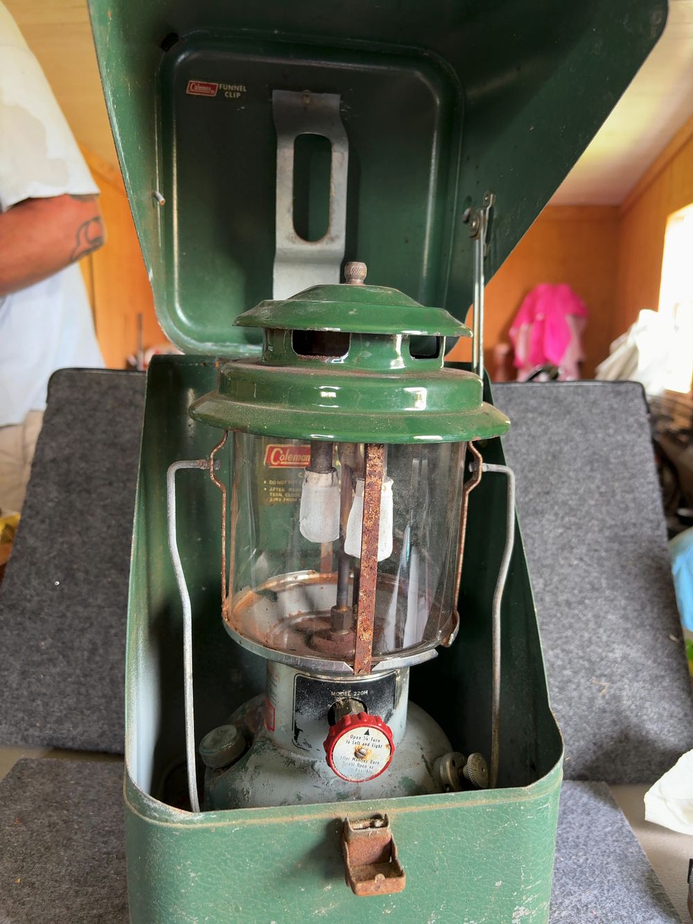 Lot 179: A Coleman Model 220H Dual Mantle Gasoline Lantern and Metal Case