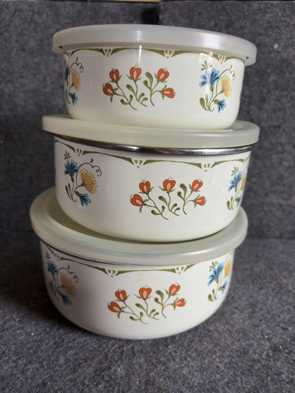 Lot 181: A Trio of Graduated Enamelware Nesting Bowls with Lids