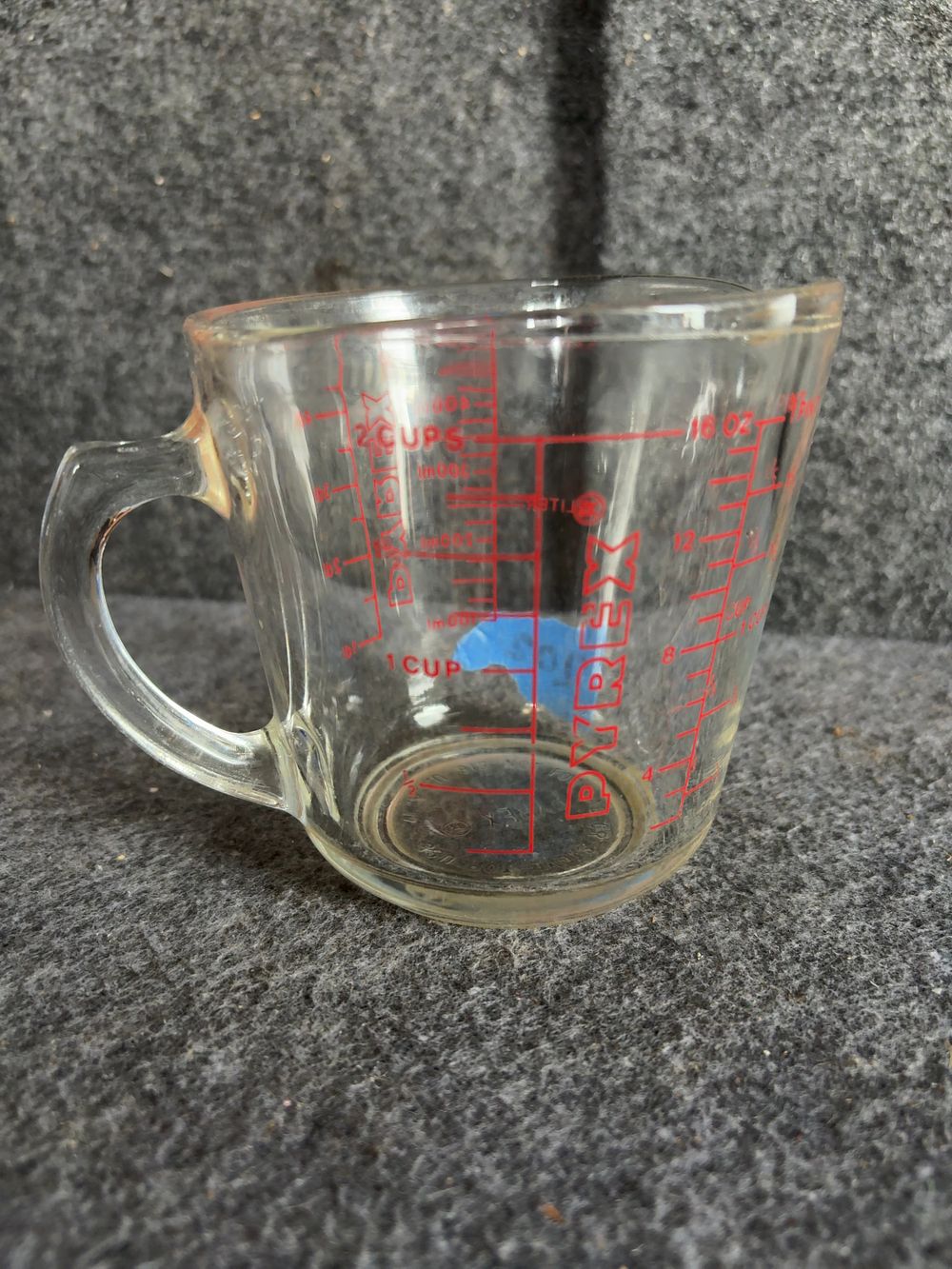 Lot 183: Vintage Pyrex Model 516 Clear Glass 2-Cup Measuring Cup with Red Graphics