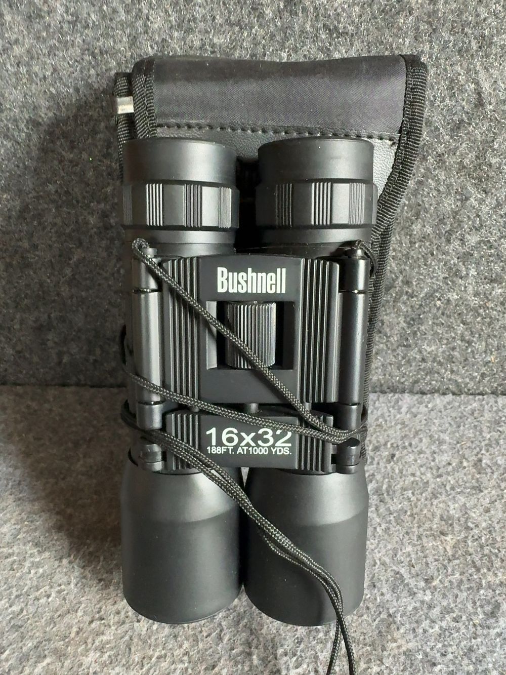 Lot 164: Bushnell 16x32 Compact Binoculars with Carrying Case