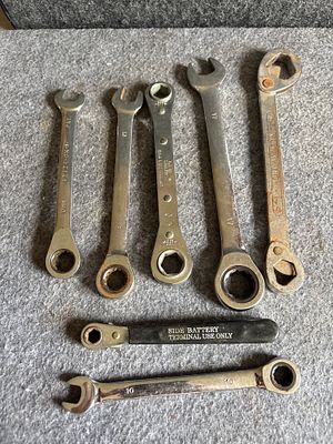 A Lot of Seven Assorted Ratcheting and Specialty Automotive Wrenches. This lot comprises seven 