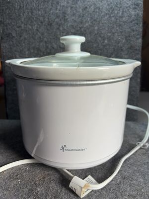 Toastmaster 1.5-Quart Slow Cooker Model TSC15. A Toastmaster model TSC15 slow cooker with a 