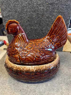Hull Pottery Mirror Brown Drip Hen on Nest Casserole Dish. A Hull Pottery two-piece ceramic 