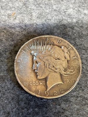 A Pair of US Peace Silver Dollars, Dated 1922 and 1924. A pair of US Peace silver dollars struck 