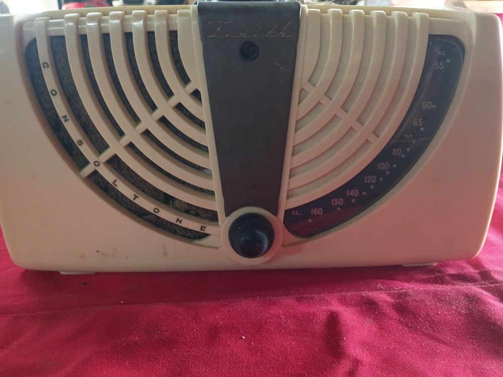 Lot 80: Zenith Consol-Tone Model 4D015 Tabletop AM Tube Radio