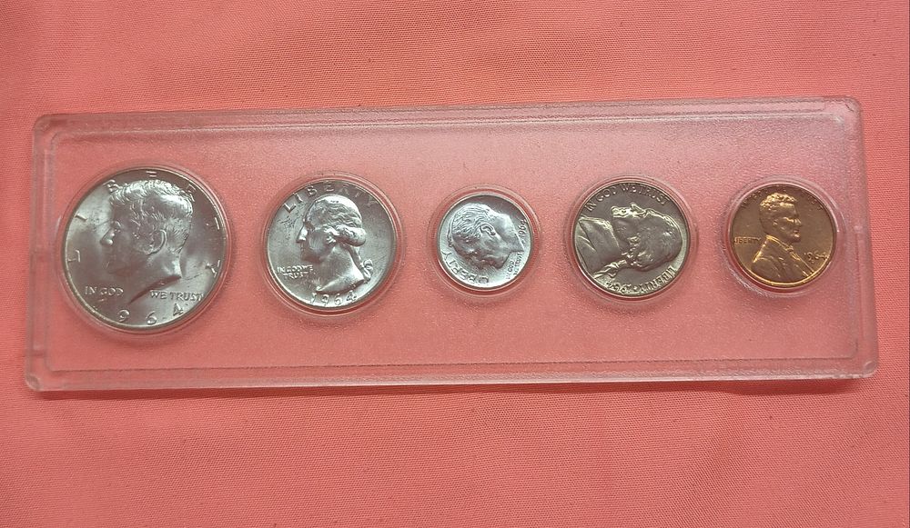 Lot 108: A Collection of US 1964 Uncirculated Coins Housed in a Whitman Plastic Holder