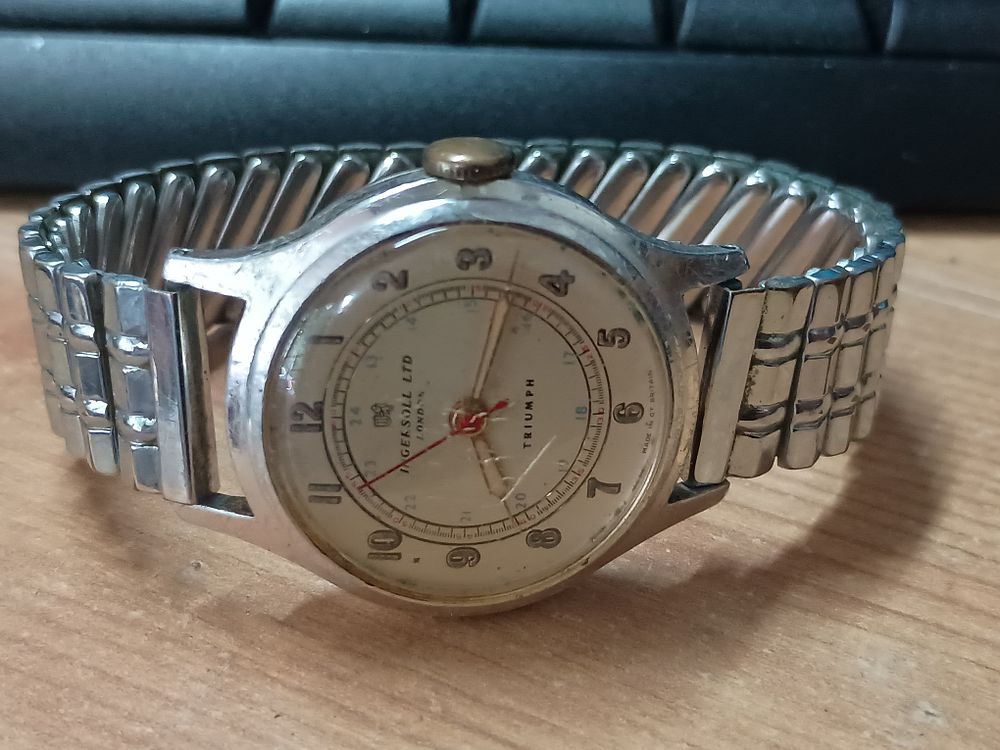 Buy Sell Trade Auction House | Auction 102 | main auction 400 plus lots all lots start &pound;1 no reserve collection or delivery jewellery miltary badges watches vintage books gold sovereigns silver antiques lots added daily